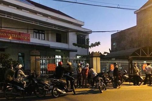 Sau Đà Nẵng, đến lượt dân Quảng Ngãi nửa đêm xếp hàng dài chờ làm thủ tục đất đai