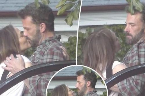 Ben Affleck 'chống cự' khi bị Jennifer Lopez hôn tới tấp