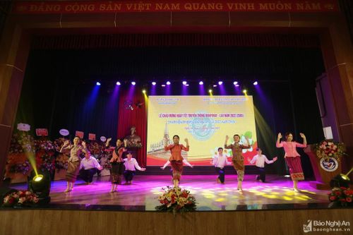 Tưng bừng Tết truyền thống Bunpimay cho học sinh, sinh viên Lào