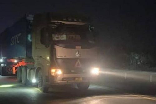Băng qua cao tốc Nội Bài-Lào Cai, một phụ nữ bị xe đầu kéo đâm tử vong