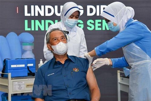Malaysia tiêm mũi tăng cường thứ hai bảo vệ nhóm dân số dễ tổn thương