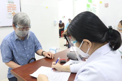 Loay hoay 'giữ chân' nhân viên y tế