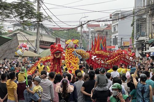Hàng ngàn người tưng bừng tới Đền Đô ngày chính hội