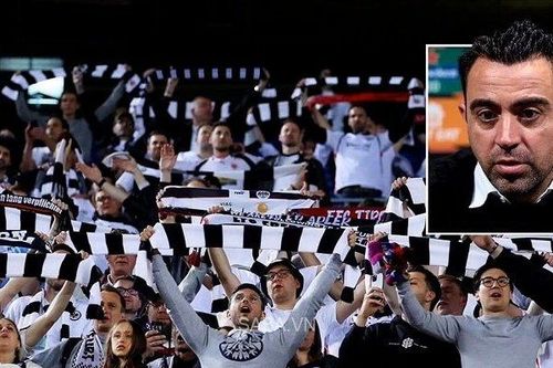 Xavi đổ lỗi CĐV Frankfurt quá đông khiến Barca thua trận
