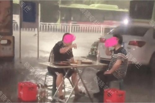 Sự thật 'ngã ngửa' sau bức ảnh hai người đàn ông ngồi uống rượu trong quán