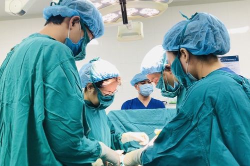 Sản phụ vỡ tử cung tại vị trí rau cài răng lược được cấp cứu thành công