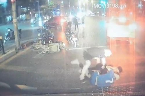 Clip: 6 người đàn ông bất ngờ lao vào ẩu đả dữ dội ngay giữa đường phố Hà Nội