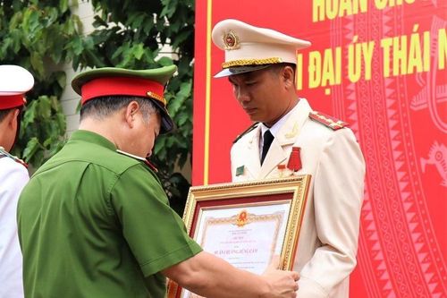 Đại úy Thái Ngô Hiếu được trao Huân chương Dũng cảm của Chủ tịch nước