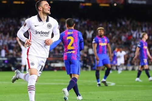 Barca bị loại sốc, West Ham tiếp tục giấc mơ