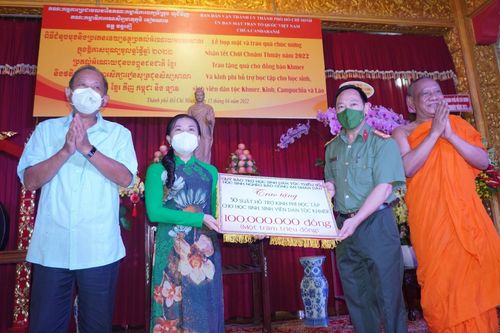 Tặng học bổng đến học sinh, sinh viên tại chùa Candaransi