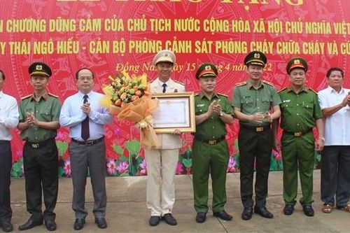Trao Huân chương Dũng cảm tặng đồng chí Thái Ngô Hiếu