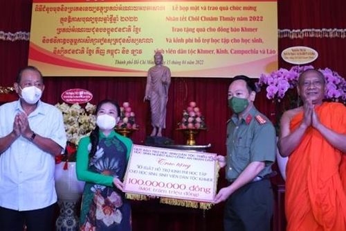 Trao tặng quà nhân dịp Tết Chôl Chnăm Thmây của đồng bào dân tộc Khmer