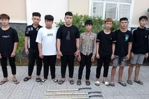 Tuần tra đêm, chặn nhóm thanh thiếu niên mang hung khí đi hỗn chiến