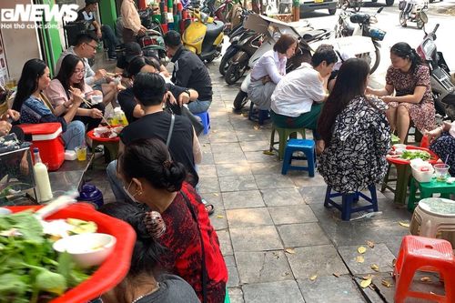 Quán nộm sứa đỏ 80 năm tuổi ngày bán 600 suất ở vỉa hè Hà Nội