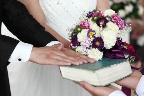 Vết máu trên môi mẹ chồng khiến nàng dâu bỏ về nhà mẹ đẻ ngay đêm tân hôn