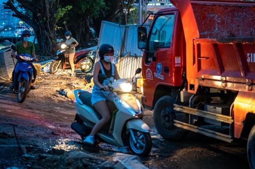 Né kẹt xe, người dân vượt rào công trình cầu Thủ Thiêm 2