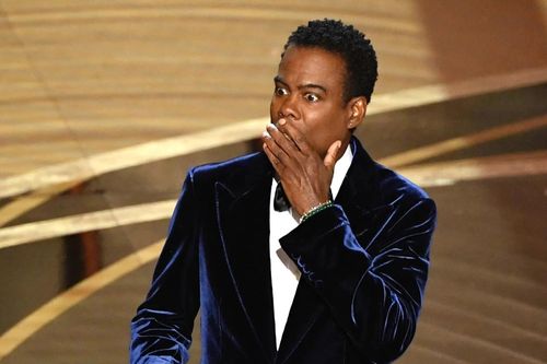 Lý do Chris Rock không rời sân khấu Oscar sau cú tát của Will Smith