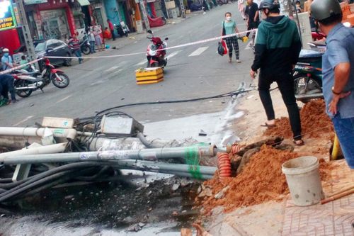 Trụ điện gãy đổ, hàng trăm hộ dân TP.HCM mất điện