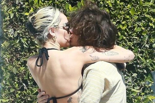Miley Cyrus và bạn trai hôn nhau trên phố