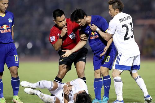 Công Phượng nổi cáu với đối thủ trong trận đấu ở AFC Champions League