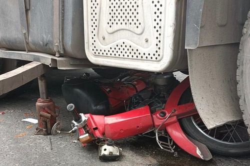 Nâng container cứu người đàn ông kẹt dưới gầm xe