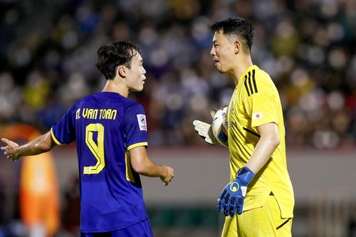 Văn Toàn giảng hòa nhanh với thủ thành Yokohama sau hiểu lầm