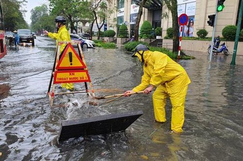 Công nhân thoát nước kịp thời khơi thông dòng chảy, chống ngập cho Thủ đô