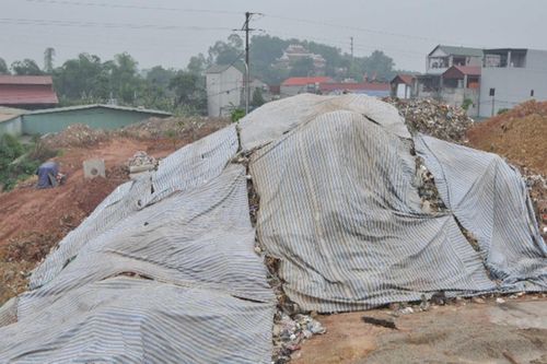 Phát hiện lượng rác thải lớn chôn lấp khi xây dựng điểm dân cư