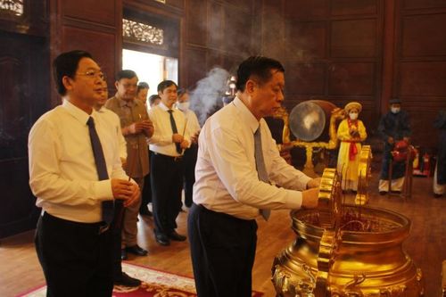 Trưởng Ban Tuyên giáo Trung ương dâng hương tại Bình Định