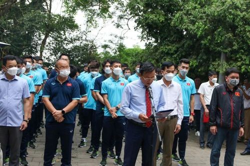 Người hâm mộ vây quanh HLV Park Hang Seo ở Đền Hùng