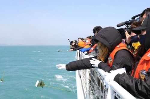 Tổng thống Hàn Quốc đương nhiệm mong muốn tìm sự thật đằng sau vụ chìm phà Sewol