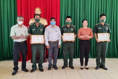 Khen thưởng đột xuất các cá nhân kịp thời cứu người bị đuối nước