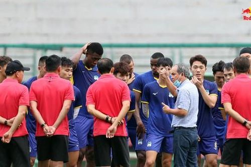 Bầu Đức động viên quân trước trận đấu với Yokohama F.Marinos