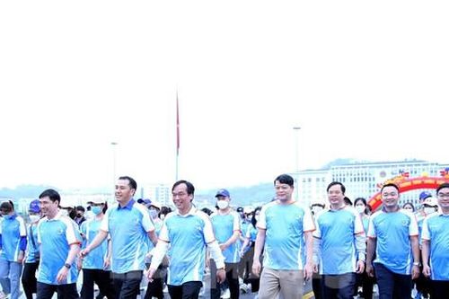 Khởi động những bước chân vì cộng đồng xây nhà văn hóa tặng đồng bào La Ha