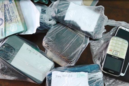 Quảng Bình: Bắt giữ 8 đối tượng đánh bạc bằng hình thức đánh bài cào