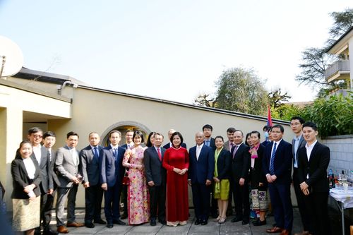 Phái đoàn Việt Nam ở Thụy Sĩ chung vui Tết cổ truyền Bunpimay của Lào