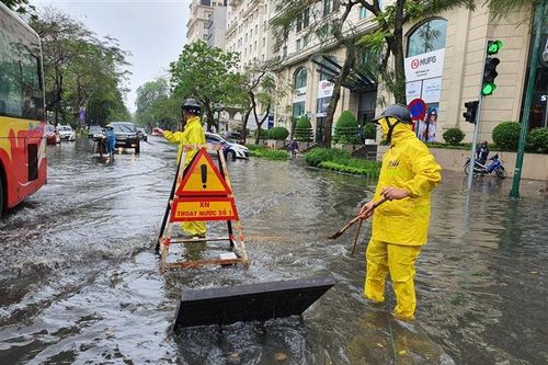 Hà Nội: Mưa lớn gây ngập tại một số khu vực nội đô