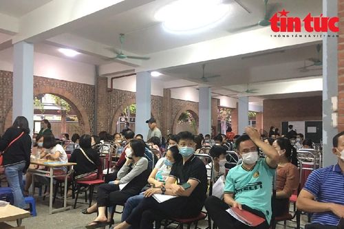 Phụ huynh bức xúc khi làm thủ tục nhập học cho con tại trường THCS Lương Thế Vinh (Hà Nội)