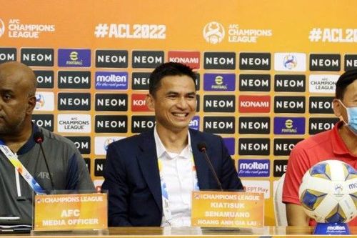 Thua đáng tiếc trước Á quân J.League, HLV Kiatisak tự hào về các học trò
