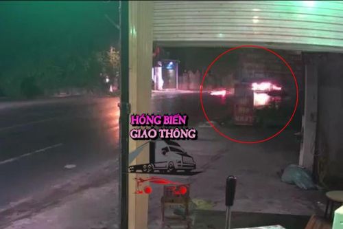 Clip: Nhóm thanh niên kẹp 3 trên xe máy phi như bay ở làn ngược chiều, đối đầu trực diện xe tang