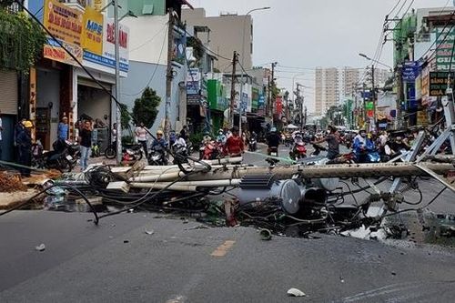 Cột điện bất ngờ đổ ngang đường