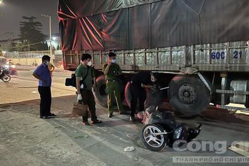 Vợ khóc ngất tại hiện trường chồng con bị xe tải cán tử vong ở Bình Dương
