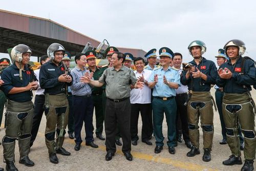 Thủ tướng khảo sát sân bay quân sự Thành Sơn, thăm Trung đoàn Không quân 937