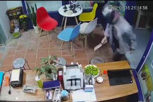 Truy xét nhanh kẻ dùng dao ập cướp tại cửa hàng điện thoại