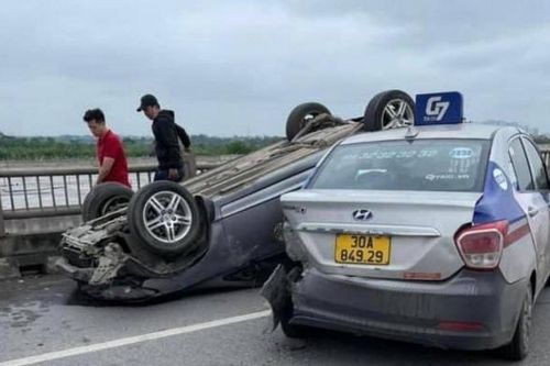 Va chạm với xe taxi, xe Honda Civic lật ngửa trên cầu Vĩnh Tuy