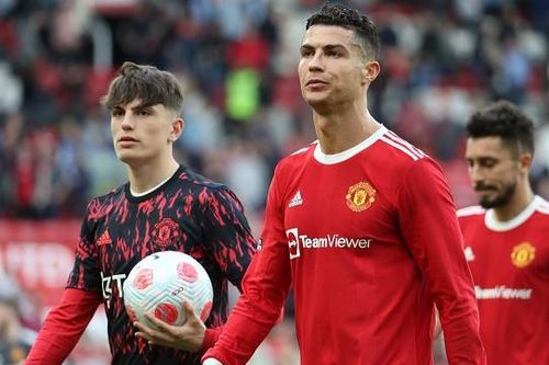 Ronaldo tặng kỷ vật hat-trick cho đồng đội 17 tuổi