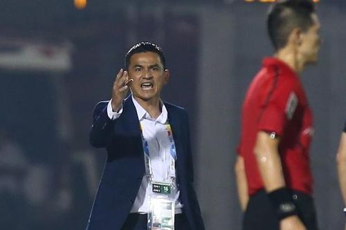 Kiatisuk phát cáu với trợ lý trọng tài của AFC