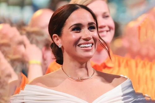 Meghan Markle mang trang sức 16.700 USD