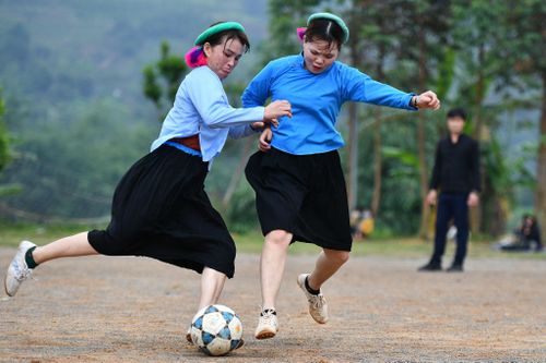 Về Bình Liêu xem phụ nữ Sán Chỉ mặc váy đá bóng