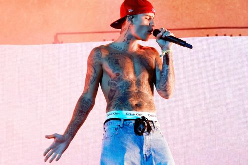 Justin Bieber cởi trần trên sân khấu Coachella 2022